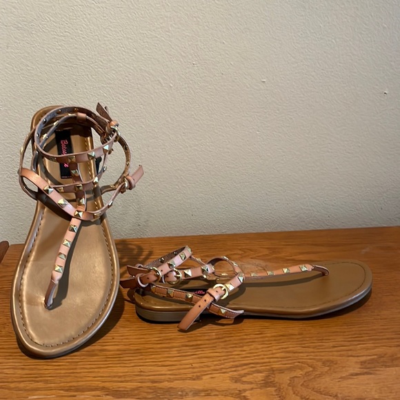 Betseyville by Betsey Johnson tan leather, studded gladiator sandal. Size 10 - Picture 5 of 9
